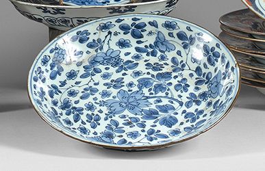CHINE - Époque KANGXI (1662-1722) Cuenco de porcelana decorado en azul bajo vidr&hellip;