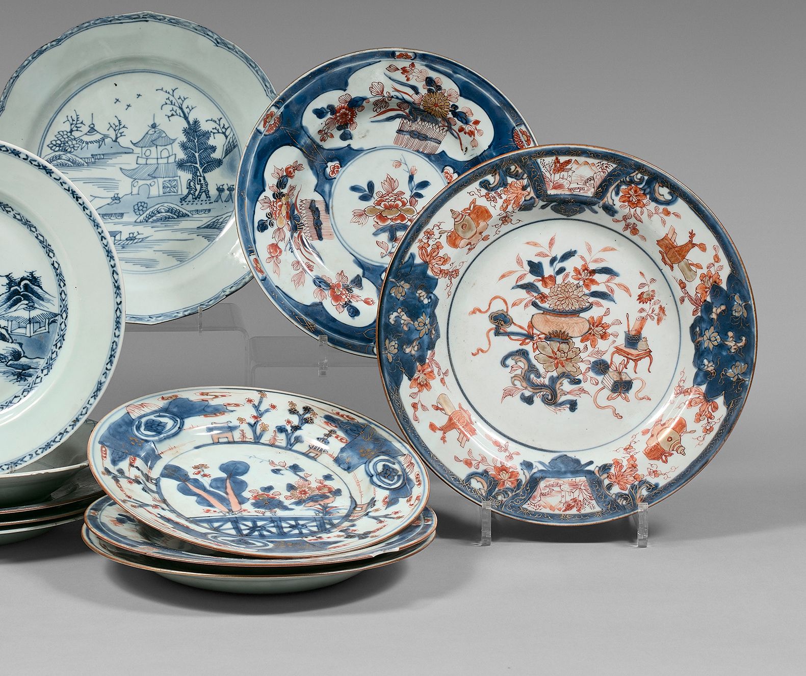 CHINE - Époque KANGXI (1662-1722) 五个瓷盘，用釉下蓝色、铁红色和金色的珐琅彩装饰着花束、花朵、露台和学者的物品。(薯片，薯片）&hellip;