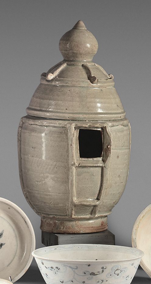 CHINE - Époque SONG (960-1279) Eiförmige Urne aus seladonfarben glasiertem Stein&hellip;