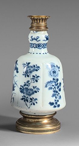 CHINE - Époque KANGXI (1662-1722) 
 （颈部有切口，有划痕）。
总高度：27,7 cm
瓷器的状况在支架下不被保证。