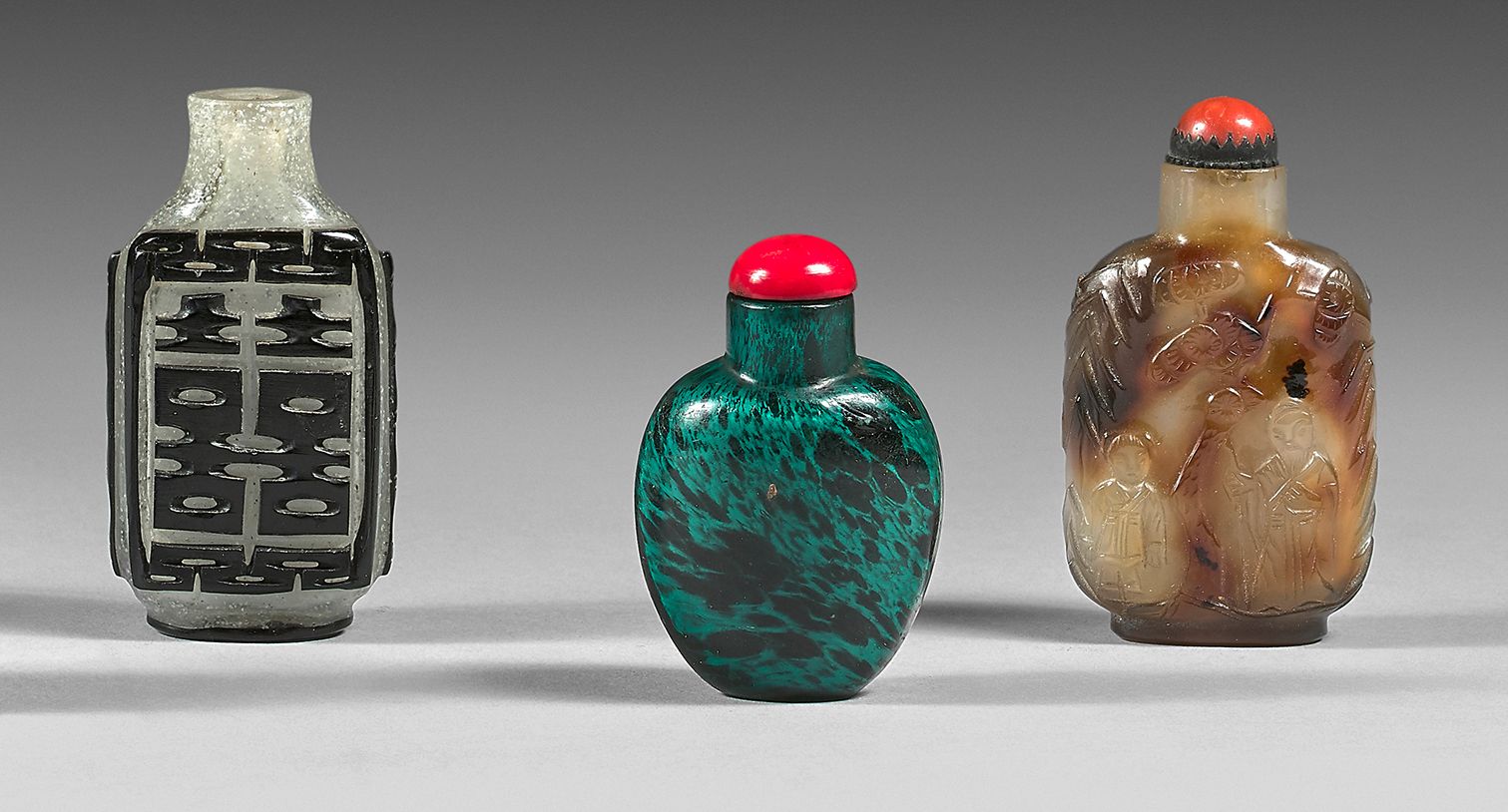 CHINE 四个鼻烟壶，两个是玻璃的，一个是仿孔雀石的，一个是黑色覆膜的，装饰着双喜的标志，一个是玛瑙的，雕刻着松树下的人物装饰，另一个是烟熏水晶 ?
高度：从&hellip;