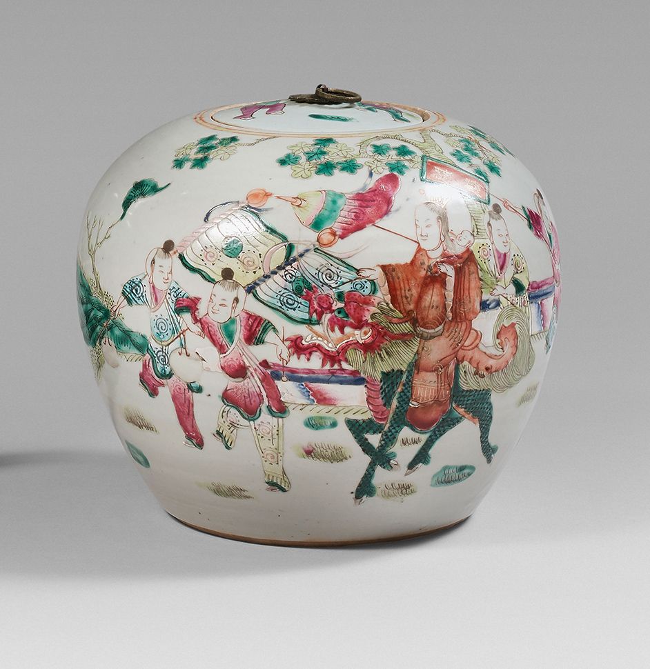 CHINE - Vers 1900 Porcelain ginger pot with polychrome enamel decoration of chil&hellip;