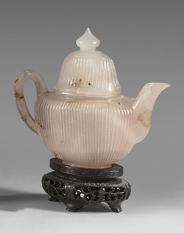 CHINE - XIXe siècle A small ribbed agate coffee pot with rust veins, the handle &hellip;