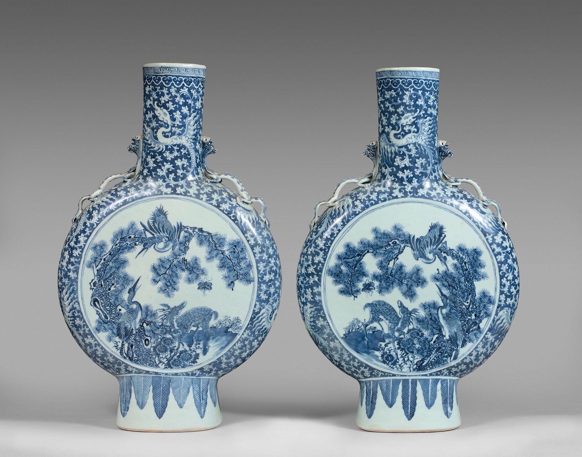 CHINE, Canton - Vers 1900 
Pair of large porcelain gourds decorated in blue unde&hellip;