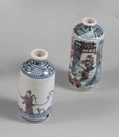 CHINE - XIXe siècle 两件卷轴形的瓷质鼻烟壶，釉下青花和红铜珐琅彩，装饰有骑手和炸药在墙前的场景，另一件是马夫和老人的场景。
高度：8至8.5&hellip;