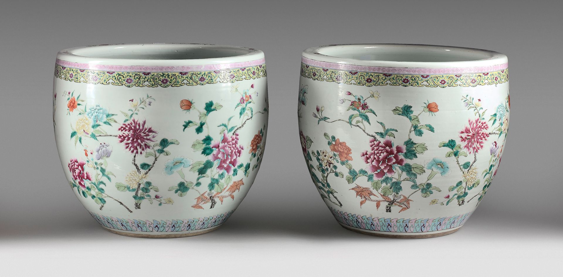 CHINE - fin du XIXe siècle Pair of porcelain fishbowls in the famille rose style&hellip;