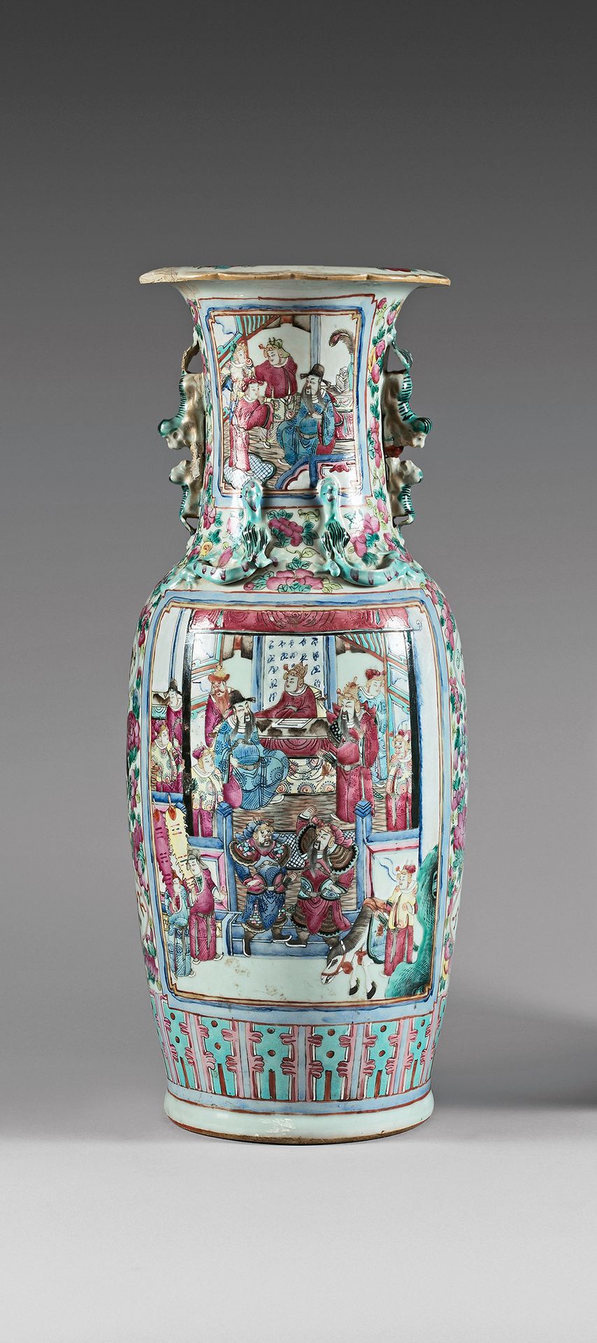CHINE, Canton - Fin du XIXe siècle 一个大型的瓷质喇叭口花瓶，以多色珐琅彩的刻线装饰，一边是宫殿前的战争场景，另一边是政要接见&hellip;