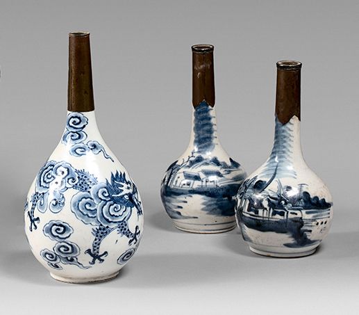VIETNAM - XIXe et XXe siècle 三个青花瓷洒水壶，其中两个饰有河边小屋的风景，一个饰有云中龙和麒麟。
 （金属领）。
高度：从16.7&hellip;
