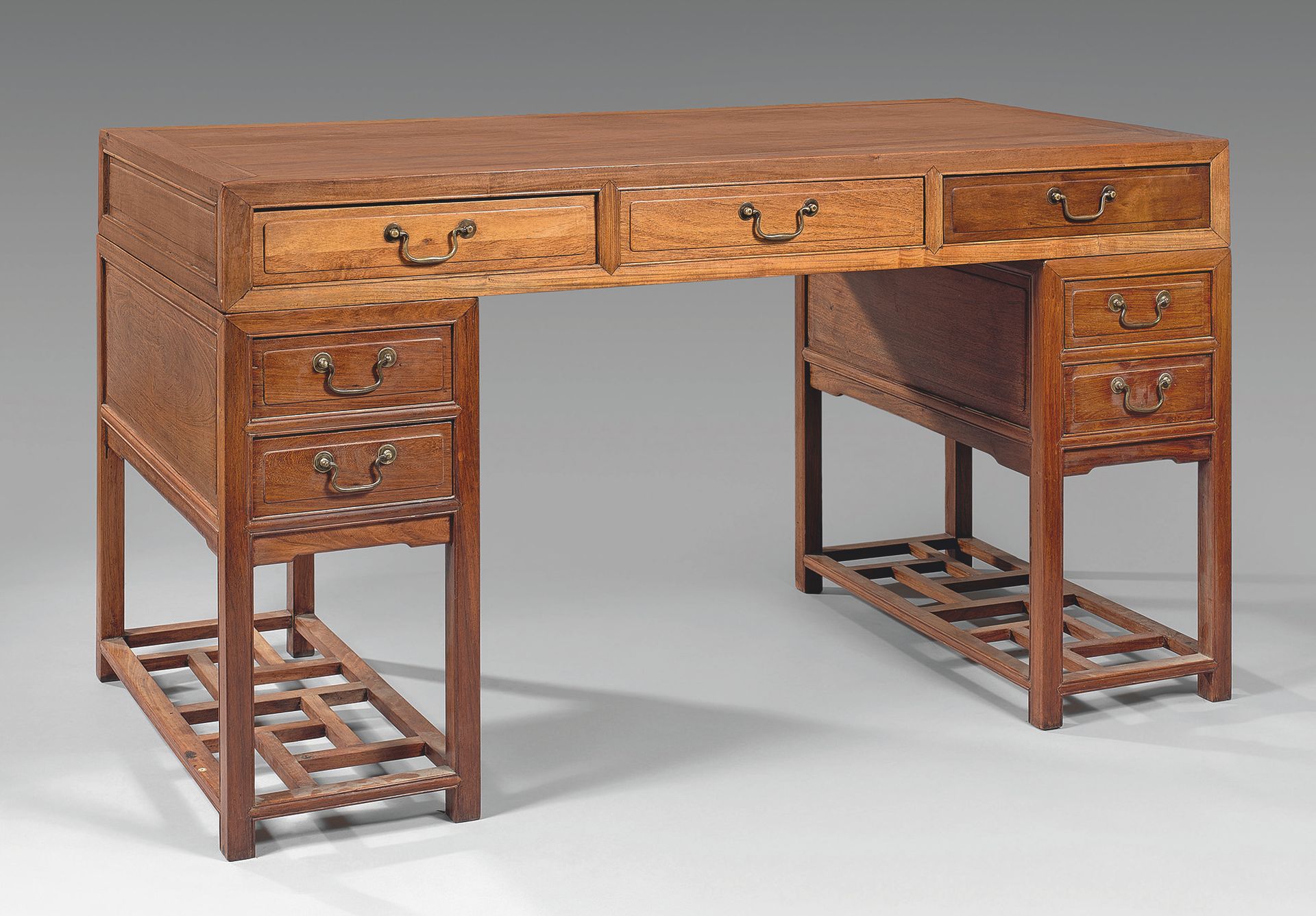CHINE - XIXe siècle 木制 "shucho "旅行或三段式书桌，顶部开有三个抽屉，放在开有两个抽屉的部分上，支架为几何图案的形式。
高度：86&hellip;