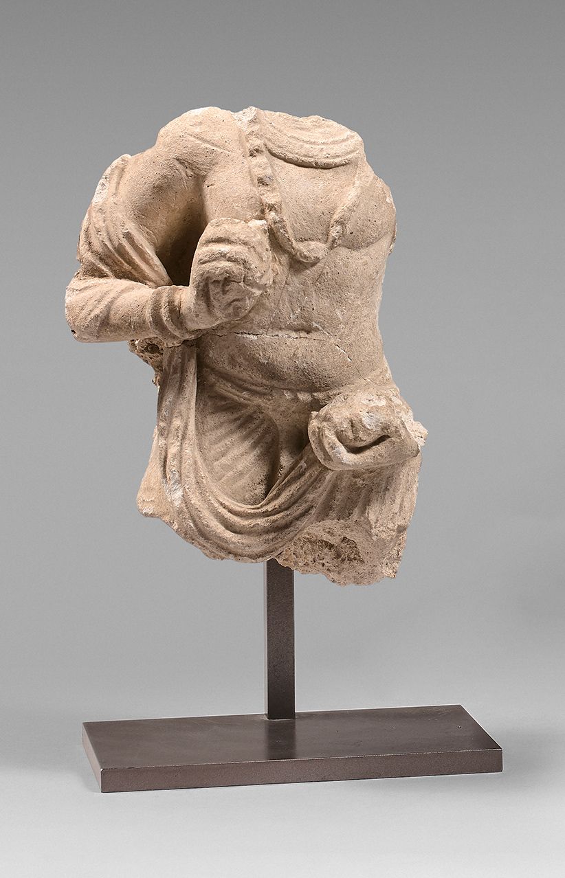 INDE - GANDHARA, ART GRÉCO-BOUDDHIQUE, IIE/IVE SIÈCLE Torso of a stucco deity, t&hellip;