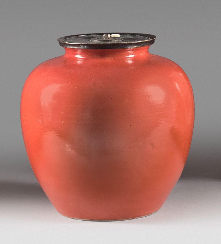 CHINE - XXe siècle 珊瑚红单色珐琅彩瓷姜壶。
 （安装为灯，珐琅彩有磨损）。
高度：21,9 cm
安装下的瓷器状况不保证。