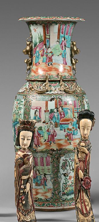 CHINE, Canton - Fin du XIXe siècle Grand vase à col évasé en porcelaine décorée &hellip;