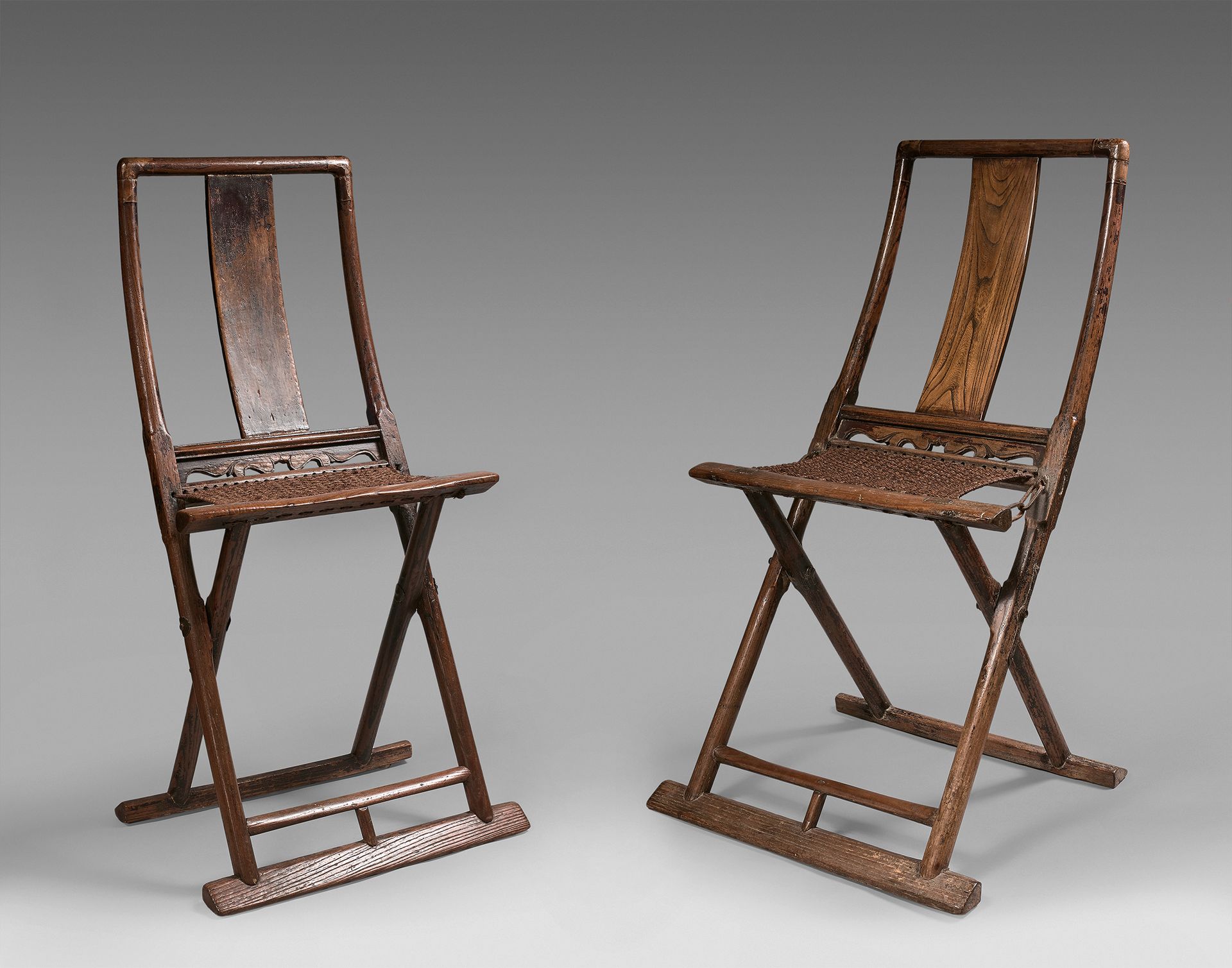 CHINE - Début du XXe siècle 一对部分为红色漆木的折叠椅，座椅为编织品，椅背下部装饰有镂空的涡纹。
高度：106厘米 - 宽度：44厘&hellip;