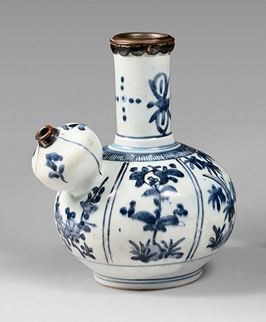 VIETNAM - XIXe siècle Un kendi de porcelana azul y blanca con ramas de bambú y p&hellip;