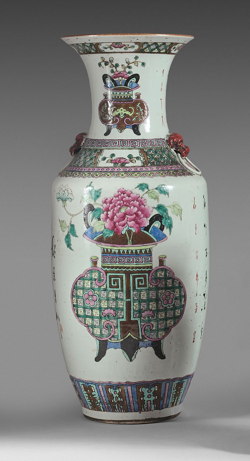 CHINE - XXe siècle A polychrome enamelled porcelain baluster vase with a flared &hellip;