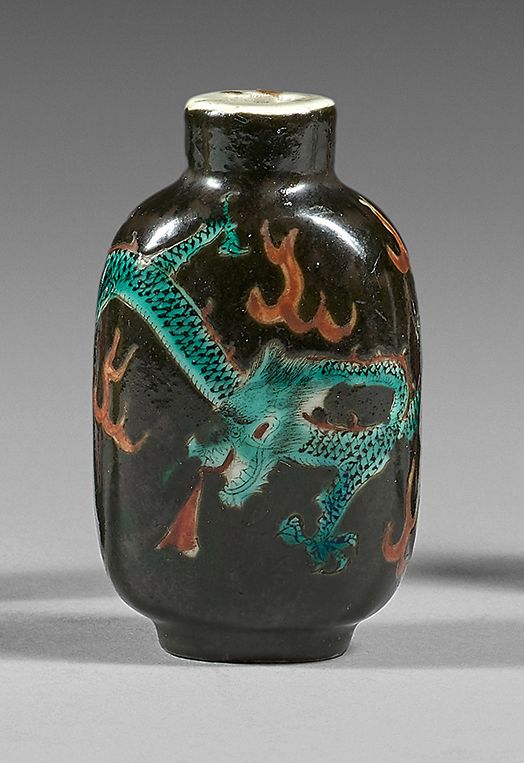 CHINE - XIXe siècle 长方形的鼻烟壶，有绿色、黑色和铁红色的珐琅彩装饰，在黑色背景上有一条龙在寻找燃烧的珍珠。
高度：6.2厘米