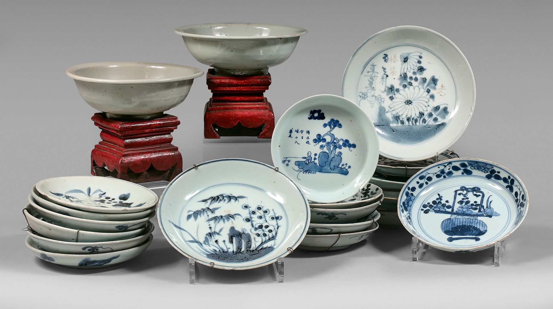 VIETNAM - XIXe siècle 一套19个瓷盘，用蓝色釉下彩装饰花卉、树叶、湖景、花束、凤凰。
 （有缺口、裂纹）。
碗的直径：从13.5到18厘米