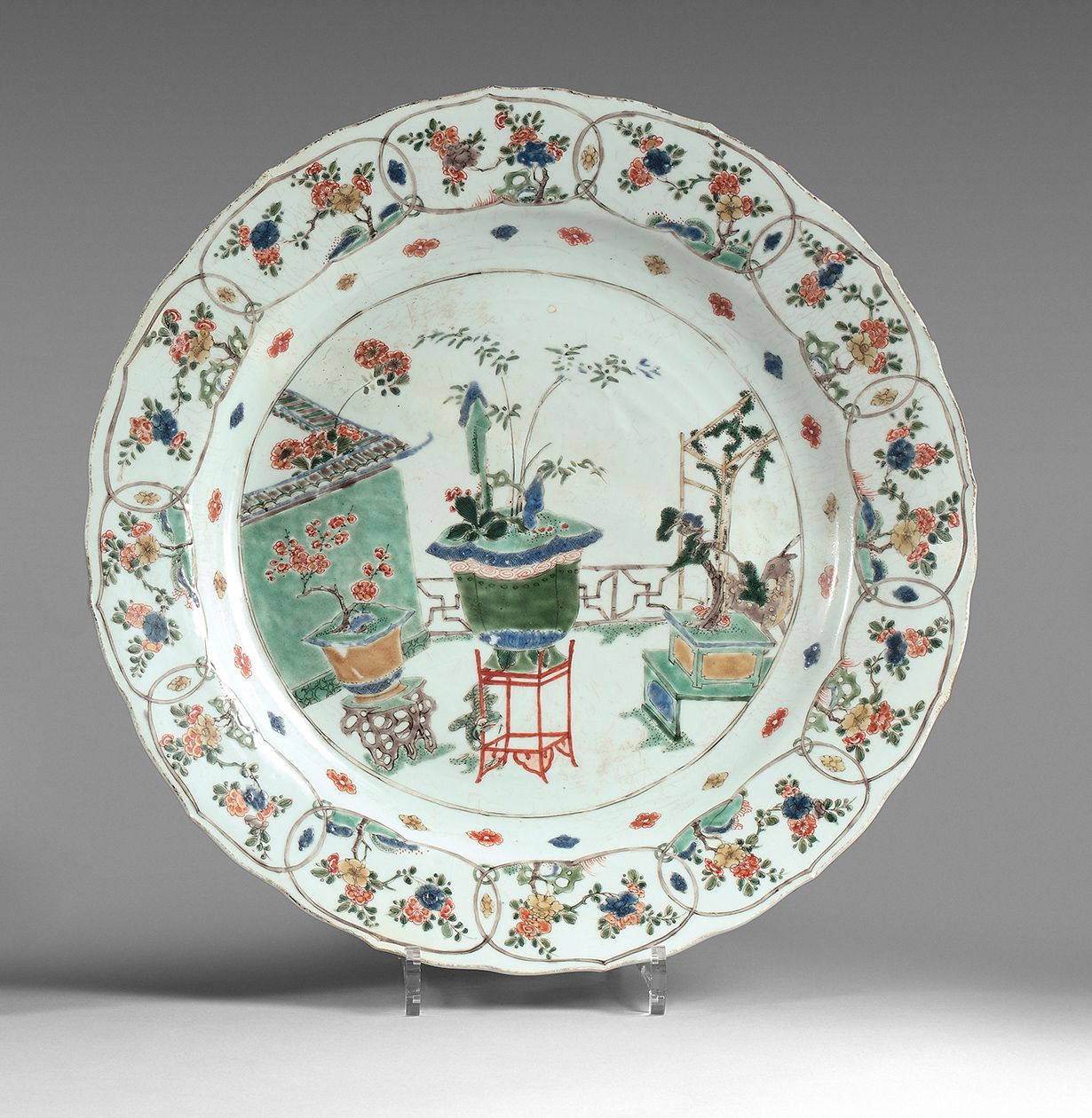 CHINE - Époque KANGXI (1662-1722) 一个多裂纹瓷盘，装饰有绿色家族多色珐琅彩的松树、樱花树、微型花园和花园中的鹿，翅膀上装饰有樱&hellip;