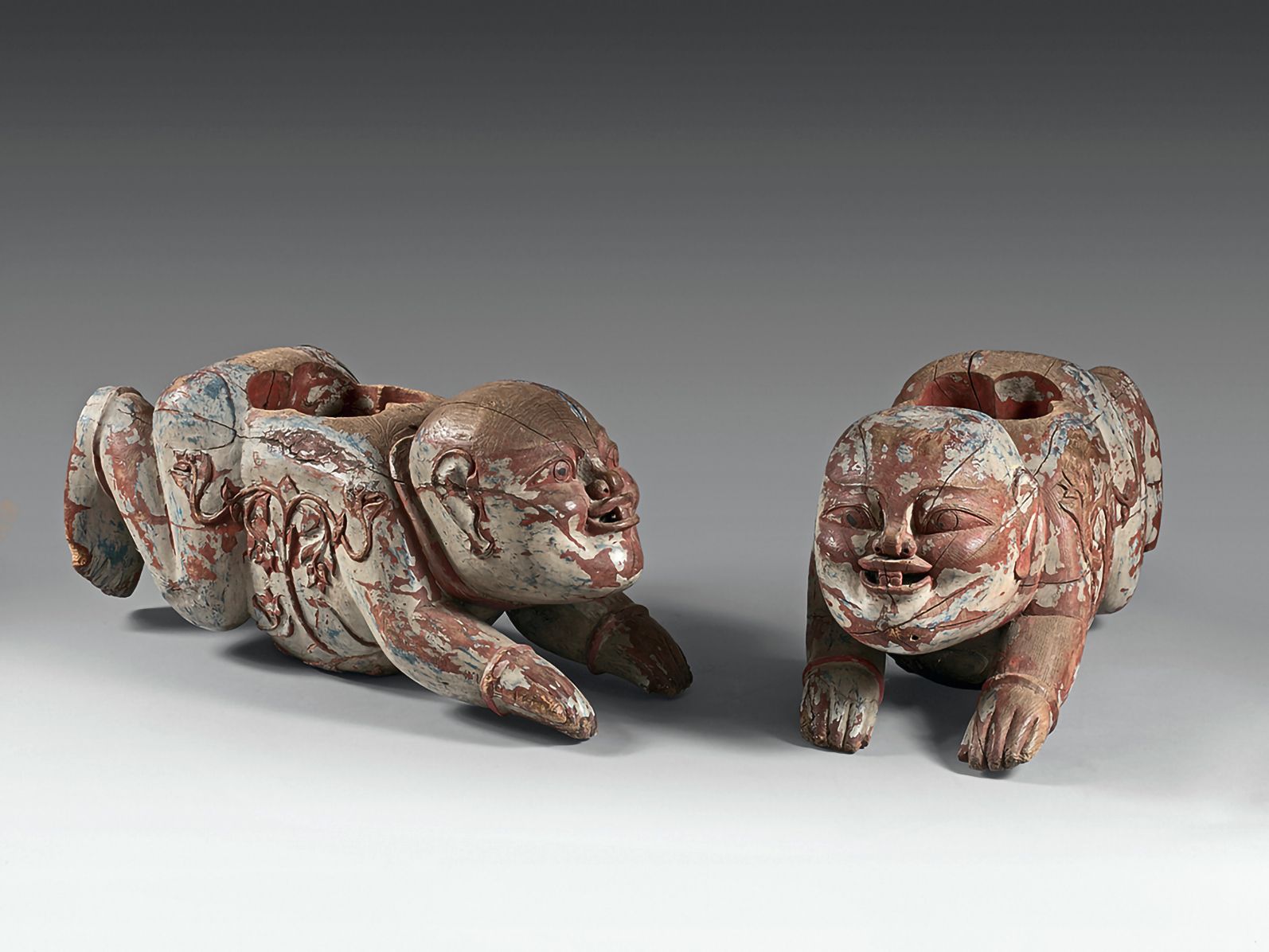 CHINE - XIXe siècle Pair of children lying on their stomachs in carved wood with&hellip;