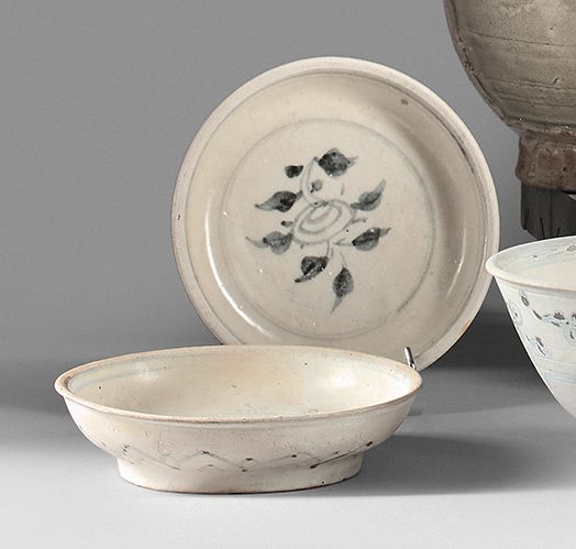 VIETNAM, Hoian - XVe/XVIe siècle Deux petites coupes en porcelaine à décor en bl&hellip;