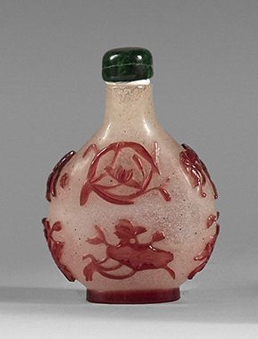 CHINE - XIXe siècle Runde Tabatière-Flasche aus rotem Overlay-Glas auf Blasengru&hellip;