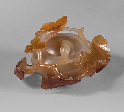 CHINE - XXe siècle Small agate brush holder, carved in relief and detached with &hellip;