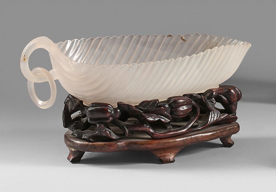 CHINE - XXe siècle Agate cup in the shape of a leaf, the handle supporting a mob&hellip;