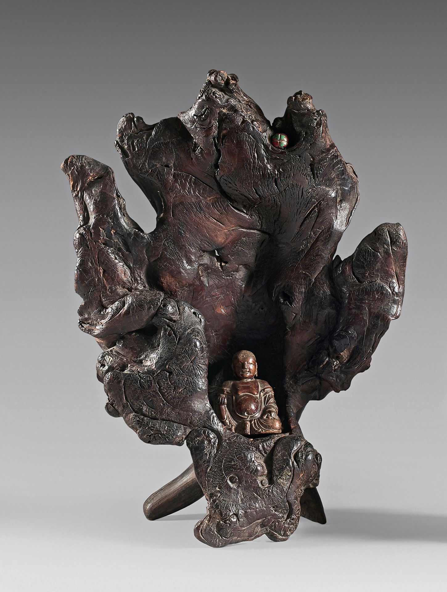 CHINE - XIXe siècle 重要的洞天福地，有一尊木雕佛像，左腿坐着，右腿折叠，两只手都放在膝盖上。
高度：49厘米
佛像的高度：9.8厘米