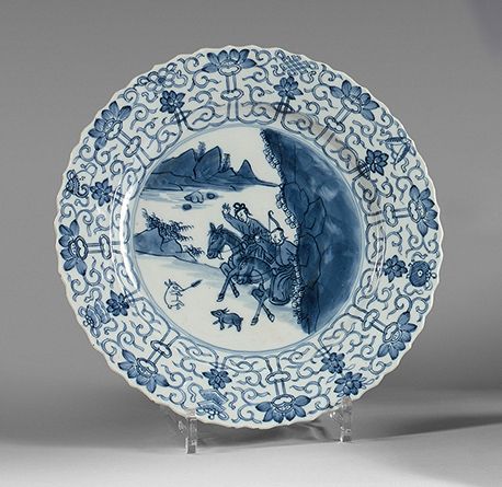 CHINE - Époque KANGXI (1662-1722) 瓷盘以釉下青花装饰骑士狩猎野兔，翅膀上装饰着莲花和叶子间的八个佛教符号。背面有成化的天书款。&hellip;