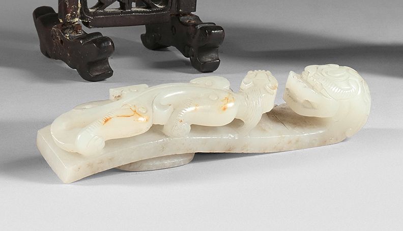 CHINE - fin du XIXe siècle Celadon and rust nephrite fibula representing a chilo&hellip;