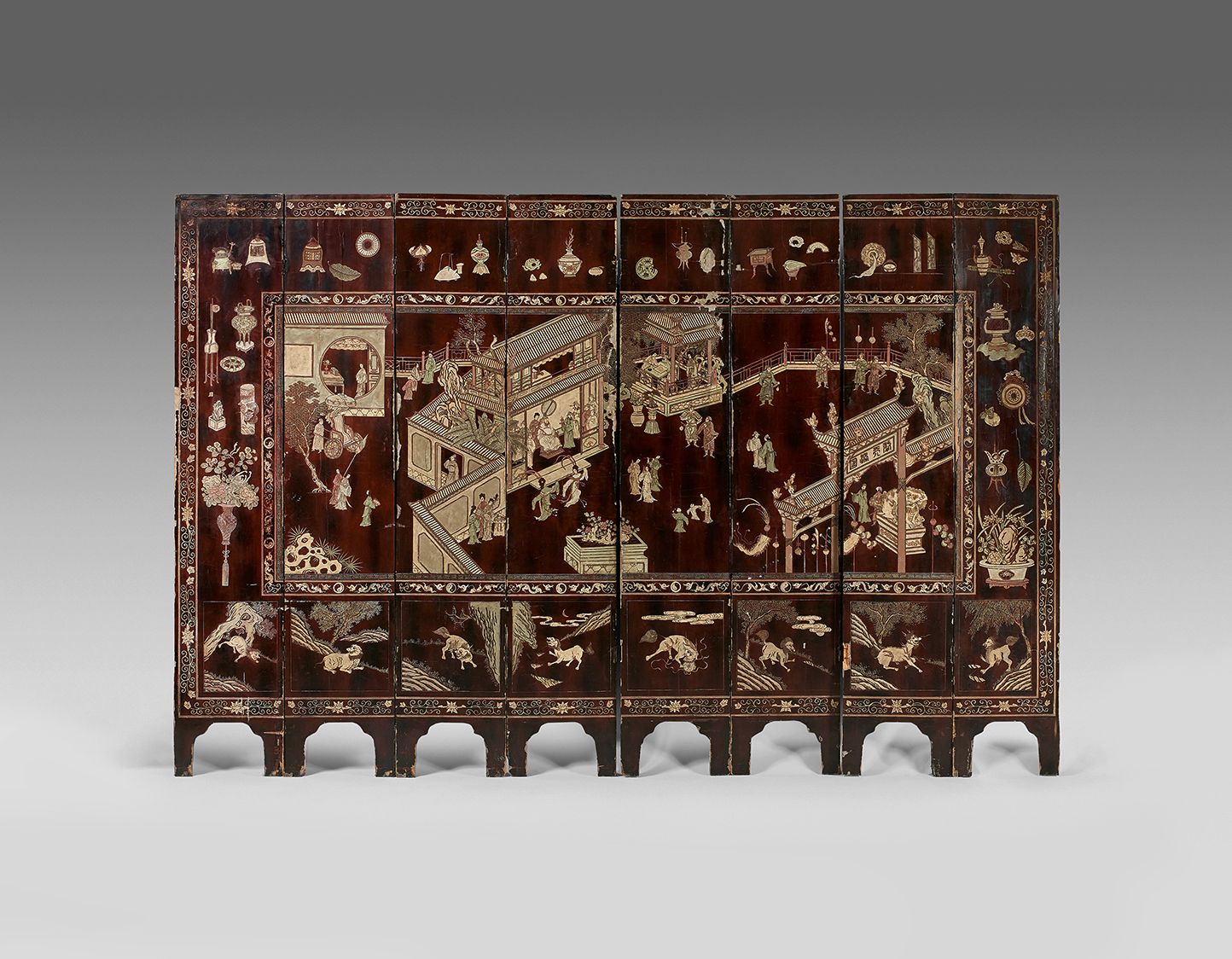 CHINE - XIXe siècle 一件八叶科罗曼德漆器屏风，一侧的中央面板上装饰着宫廷接待的场景，一个吏员在仆人的簇拥下，坐着观看跳舞的女孩，而乐师在演奏&hellip;