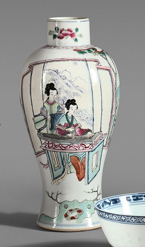 CHINE - Début du XXe siècle 
 （底部有穿孔）。一个小的瓷制阳台花瓶，上面有多色的年轻妇女在阳台上弹琴的装饰。高度：22.5厘米
一&hellip;