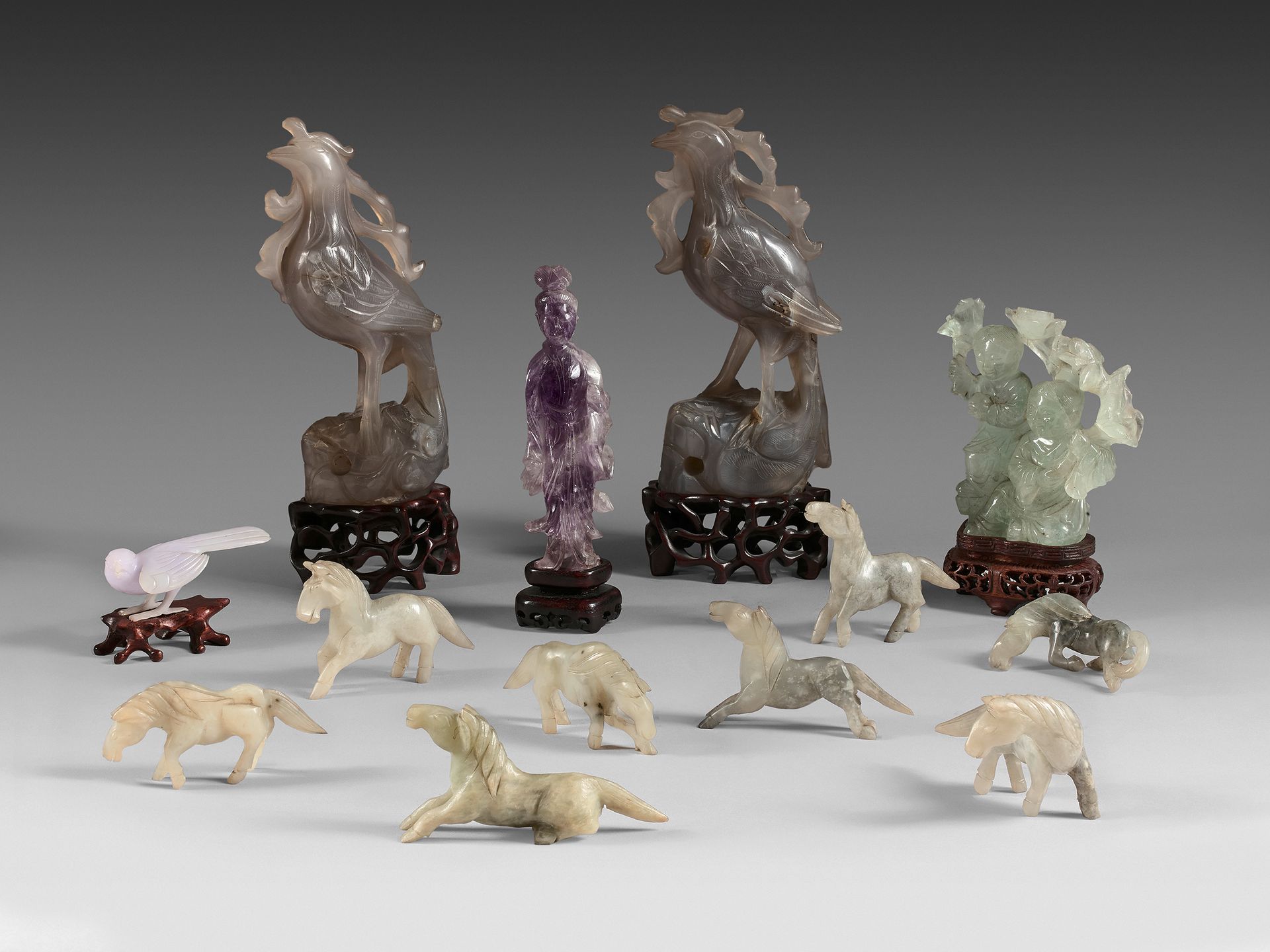 CHINE - XXe siècle 一套八匹灰色软玉马，一对玛瑙凤凰，一组两个小孩手持萤石莲花，一尊紫水晶年轻站立的雕像和两只翡翠鸟。
 （一个修复，有缺口，&hellip;