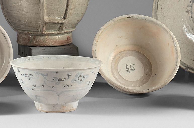 VIETNAM, Hoian - XVe/XVIe siècle 两只瓷碗在釉下彩中装饰有莲花瓣和花叶楣。
(Matte cover)。
直径：15.3和16厘&hellip;