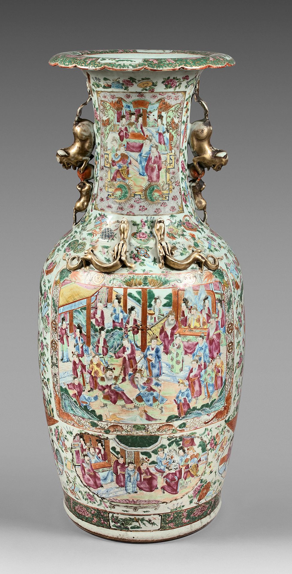 CHINE, Canton - Fin du XIXe siècle Important vase balustre à col ouvert polylobé&hellip;