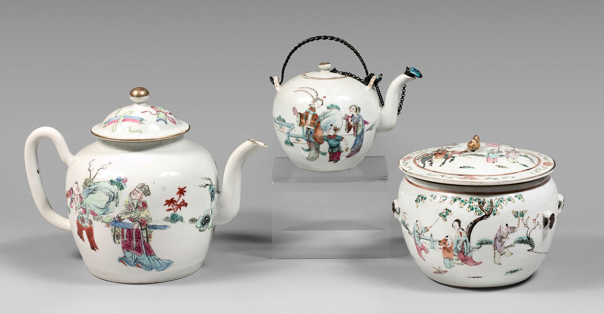 CHINE - XIXe siècle 一套粉彩和金彩白瓷包括：两个茶壶和一个有盖的壶，装饰有儿童和学者，麒麟和树下的女人。
 （大茶壶的盖子有缺口，小茶壶有裂&hellip;