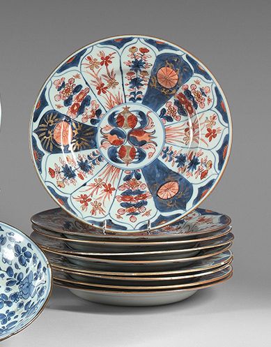 CHINE, Compagnie des Indes - Époque KANGXI (1662-1722) 釉下蓝色和红色及金色珐琅彩装饰的九件套瓷盘，称为I&hellip;