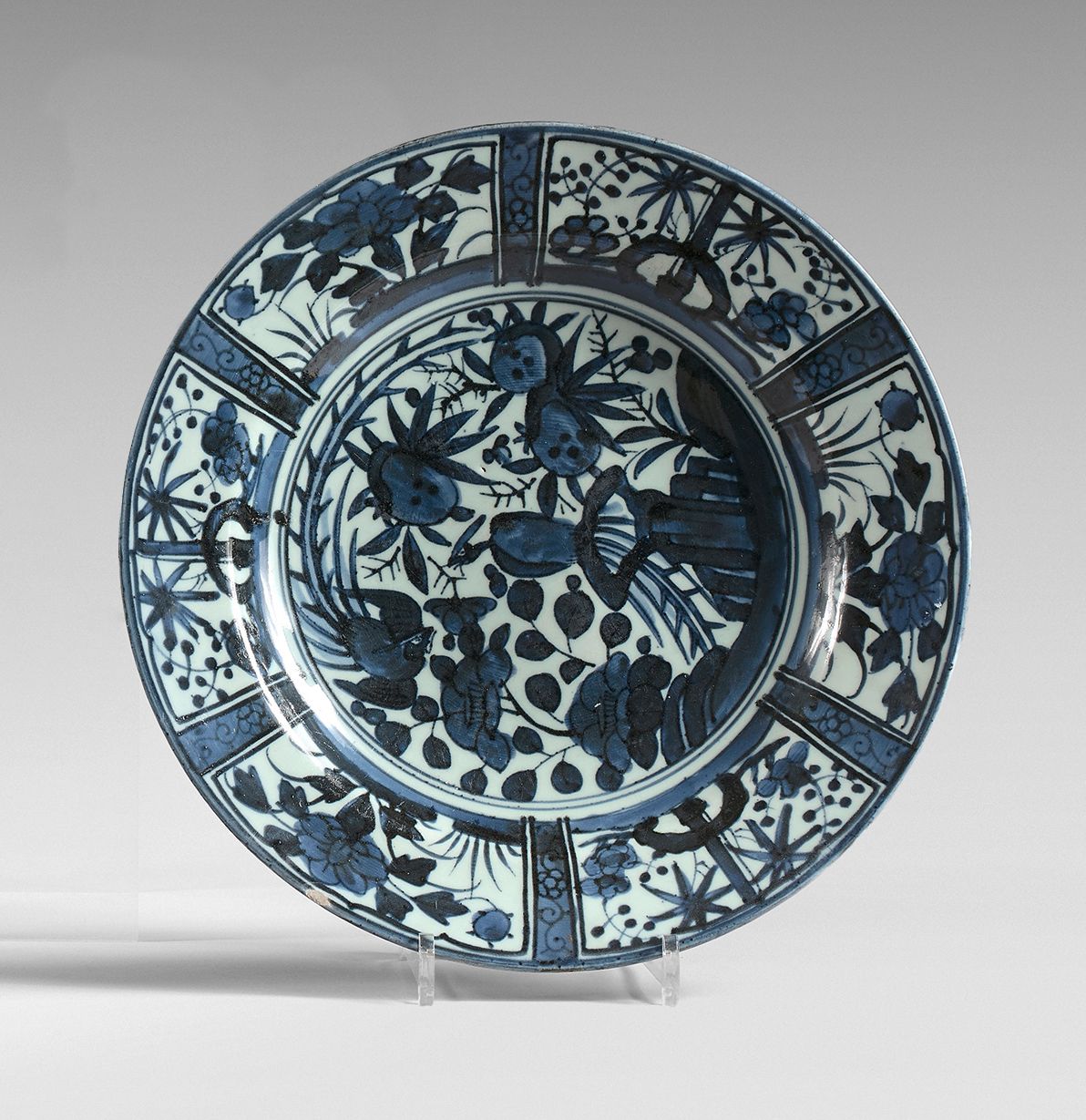 JAPON - Époque Arita, XVIIe siècle 
直径：36.5厘米 大圆盘，中间有蓝色卡马伊乌装饰的花枝，两翼有鲜花装饰的储备。