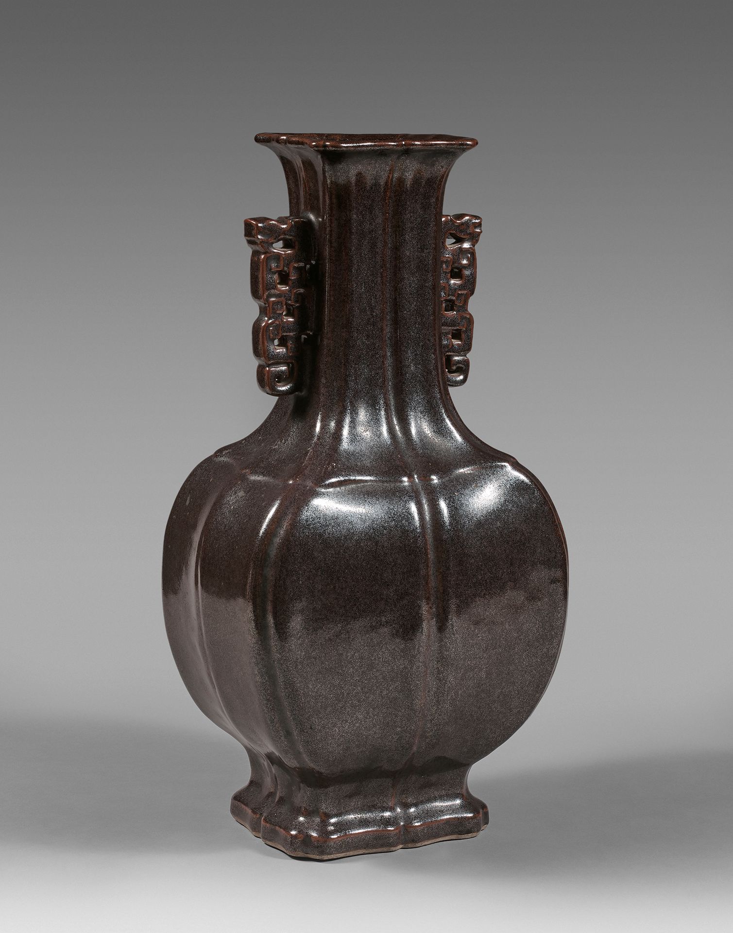 CHINE - XIXe siècle 
高度：44.5厘米 棕色珐琅彩大花瓶，有棱角，喇叭形颈部，镂空把手，描绘着古龙和卷轴。