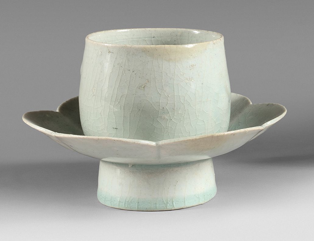 CHINE, Fours de Qingbai - Époque Song (960-1279) 
(Restorations).一个白色釉面炻器碗托，形状为盛&hellip;
