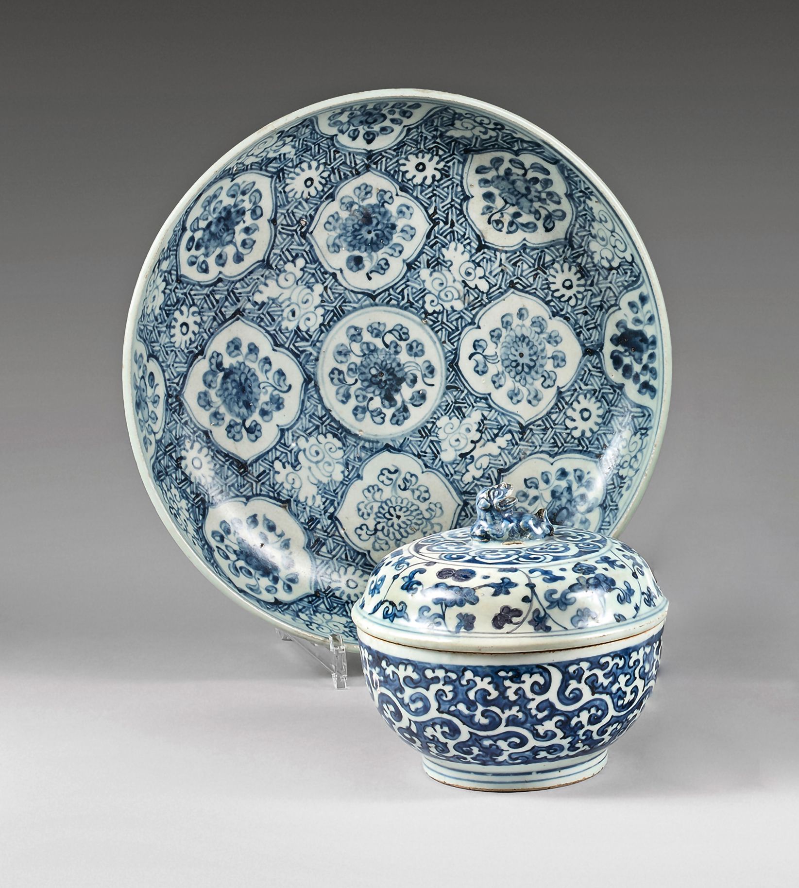 VIETNAM - XVIIe siècle Coupe en porcelaine décorée en bleu sous couverte de méda&hellip;