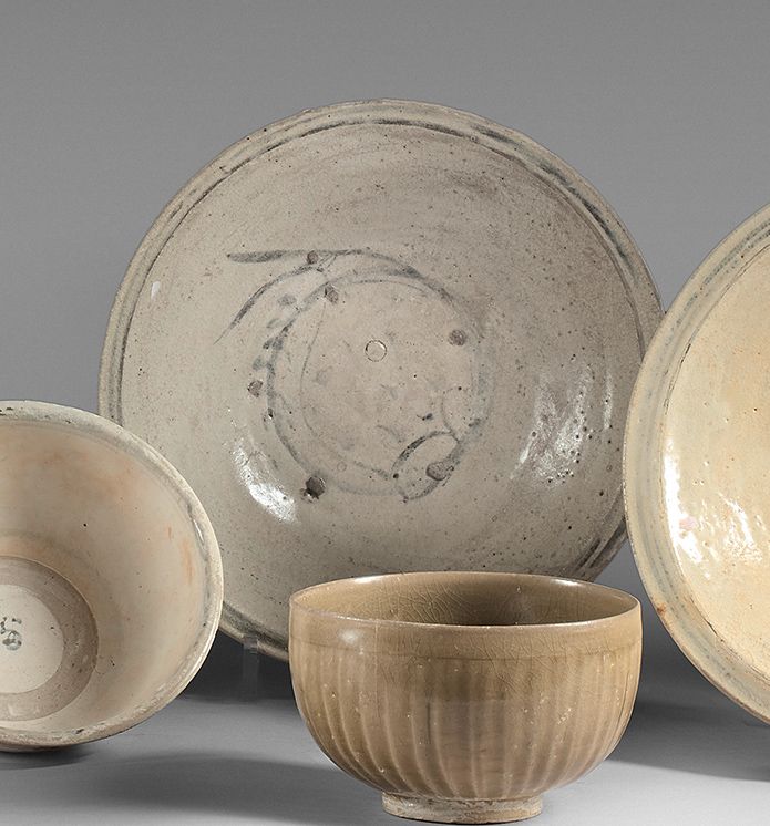 THAILANDE, Sukothai - XIIe/XIIIe siècle A grey and brown glazed stoneware bowl w&hellip;