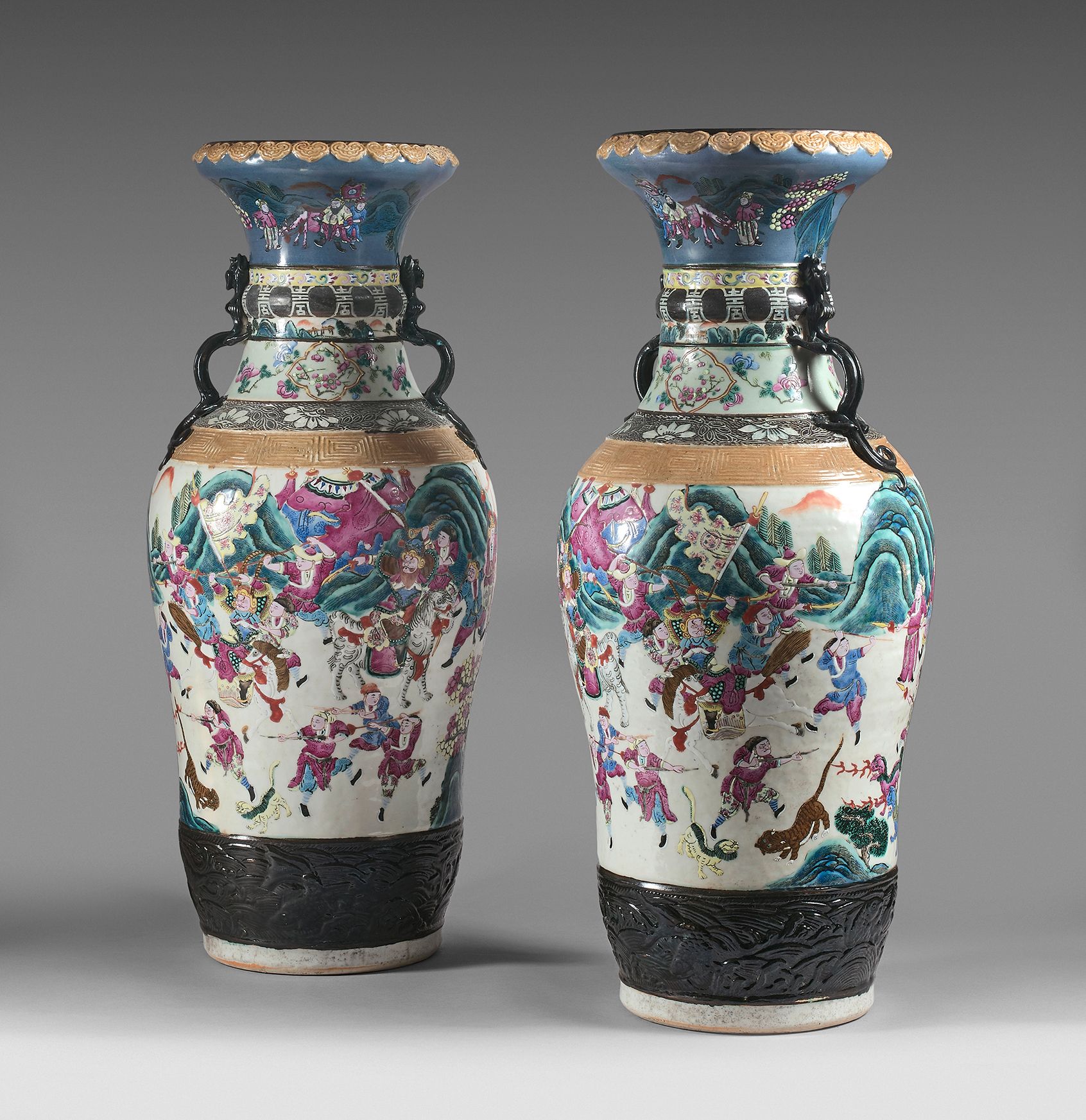 CHINE, Nankin - Début du XXe siècle Paire de grands vases balustre en porcelaine&hellip;