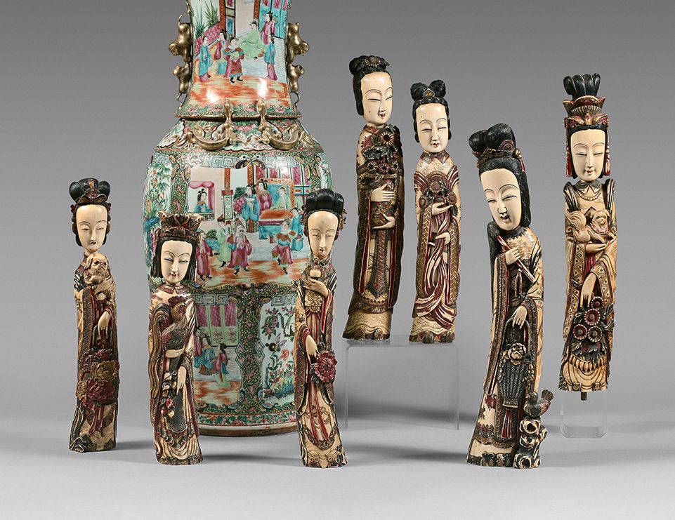 CHINE - Vers 1900 一套七件多色和镀金的象牙雕像，表现装饰丰富的宫女，手持花篮、狗、牡丹花、香炉和公鸡。
高度：30.5至41厘米