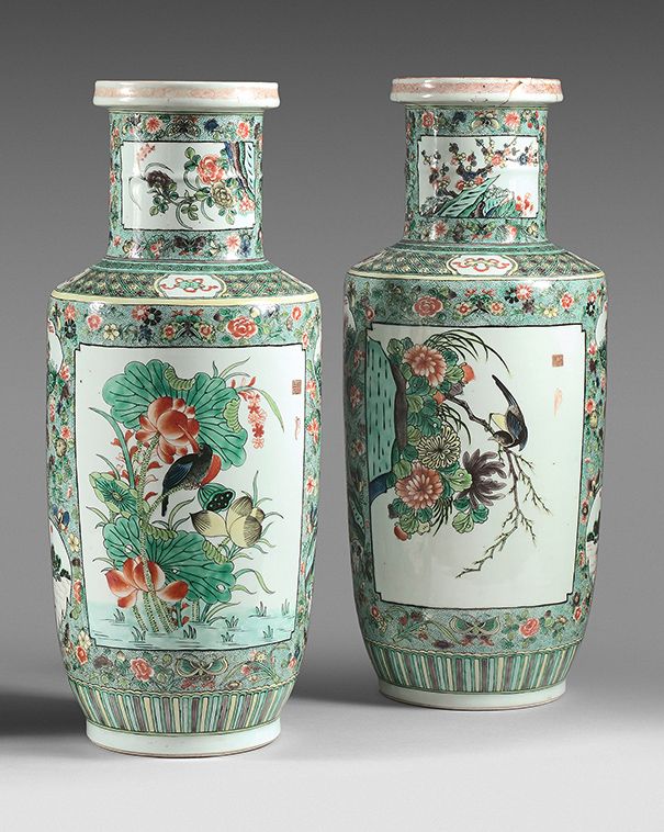 CHINE - XIXe siècle 一对格林家族风格的瓷器卷轴花瓶，装饰有莲花和牡丹枝上的鸟类储备，背景是蝴蝶和花中的牡丹，侧面装饰有多叶储备和叶形储备，装&hellip;