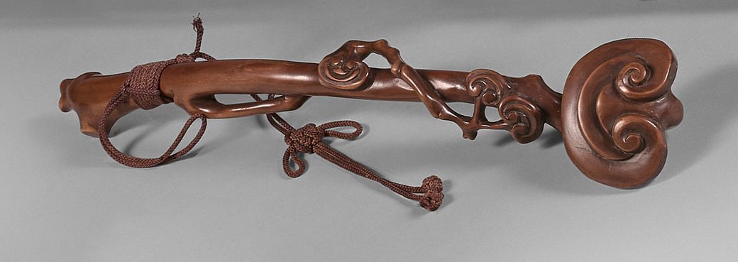 CHINE - XXe siècle 木制如意杖，沿树枝雕刻成灵芝蘑菇的形状。
长：38.5厘米