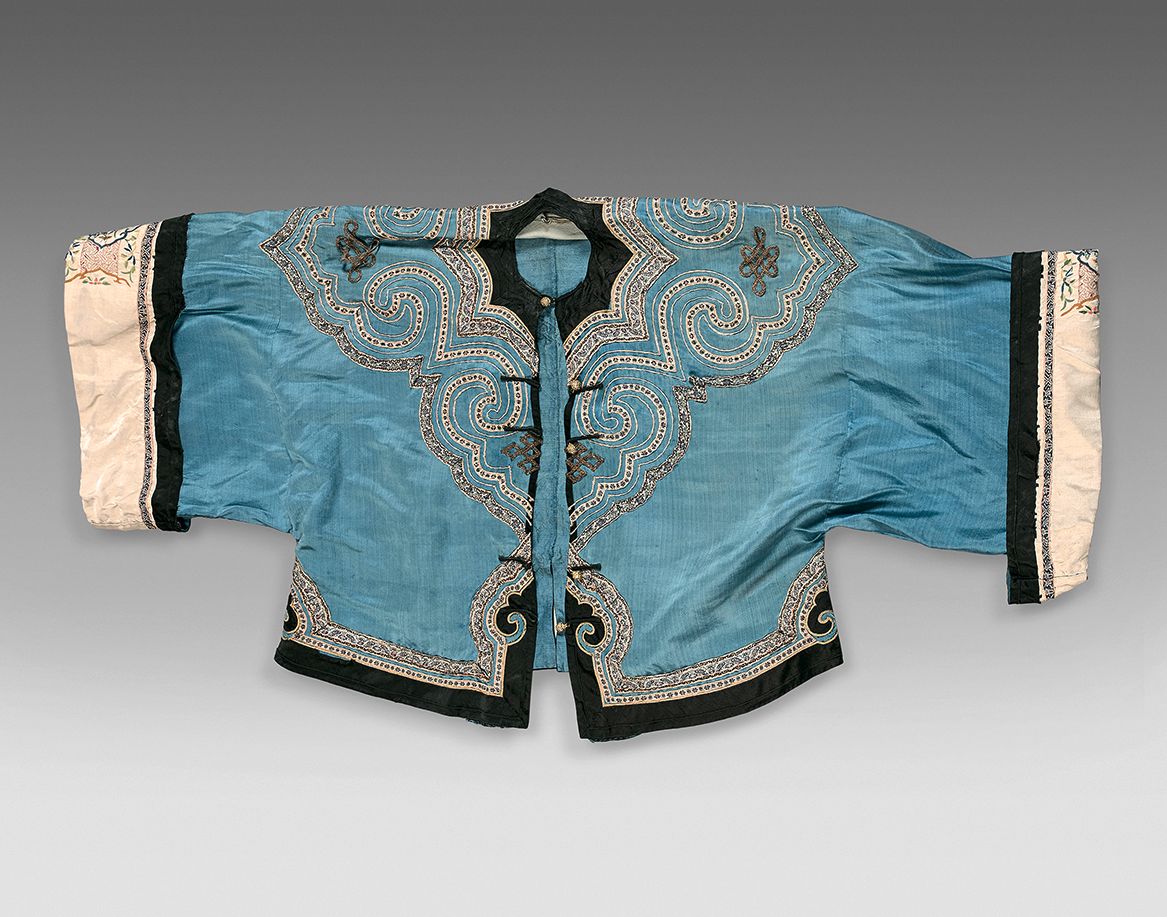 CHINE - Vers 1900 蓝色丝绸中开外套，绣有造型的云彩，袖子边沿用未漂白的丝绸绣有花和鸟。
蓝色丝绸衬里。
 （污渍和磨损）。