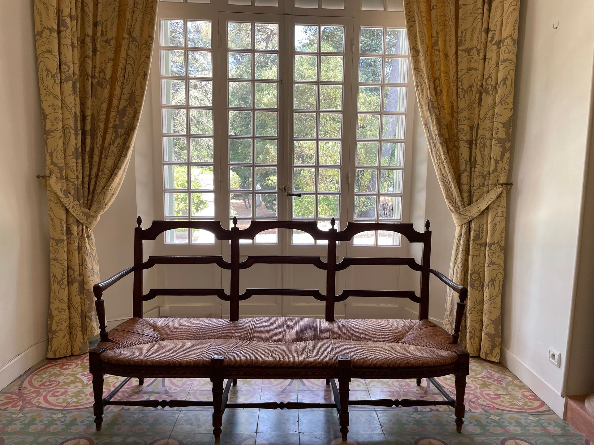 Null 胡桃木草编的座椅，背部有镂空设计。凹槽锥型腿。南方作品，1800年左右。高度 : 180 cm - 宽度 : 95 cm 深度 : 55 cm