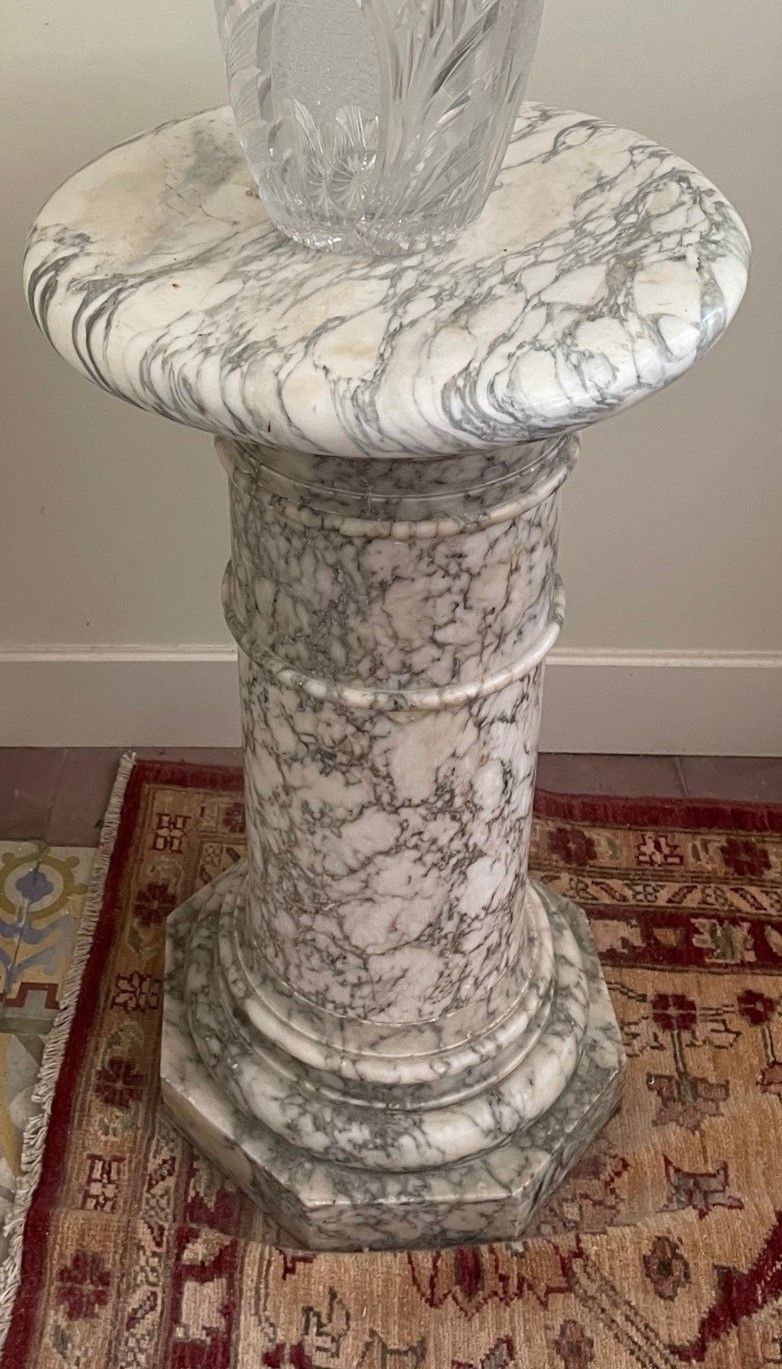 Null A white veined marble column on an octagonal base. (Accident). Height : 68 &hellip;