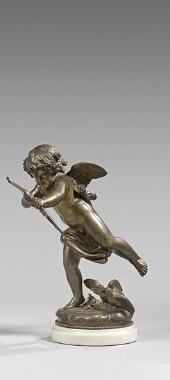 Null 丘比特包扎弓箭的大型雕像，他的脚下有几只鸽子，青铜材质，带有奖章式的铜锈，出自胡登。白色大理石底座。高度 : 54 cm 宽度 : 25 cm
